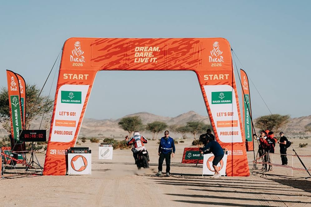 A rider tackling the Dakar Mission 1000 emoto sprint race.