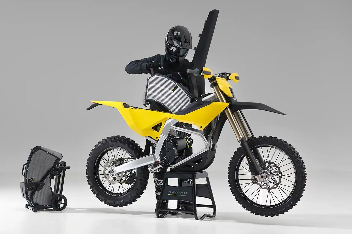 Rider demonstrates how to swap out the battery of the Radian EXR electric dirt bike. 